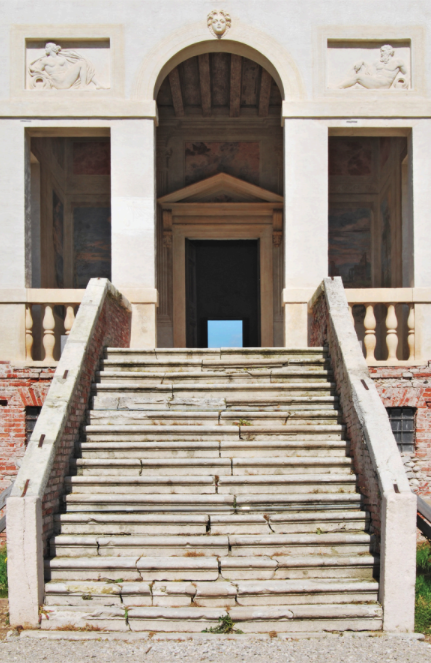 Scala esterna di Villa Forni Cerato con puntoni di sicurezza