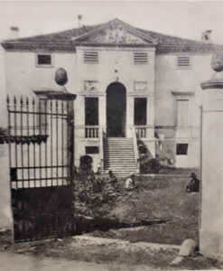 Facciata di Villa Forni Cerato durante il cantiere di restauro