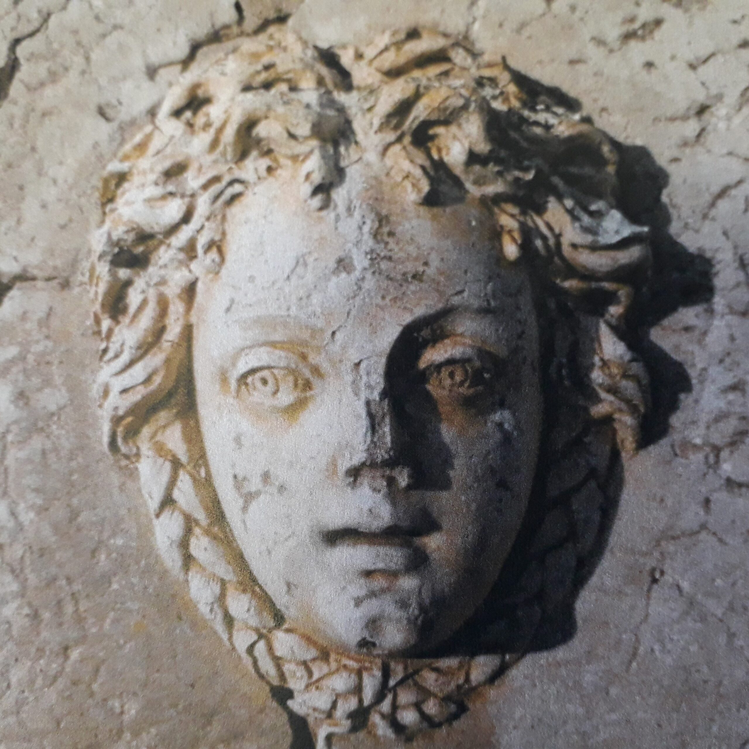 Decori della facciata: Quattro Stagioni e stemma